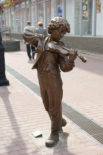 Скульптуры на улице Большая Покровская