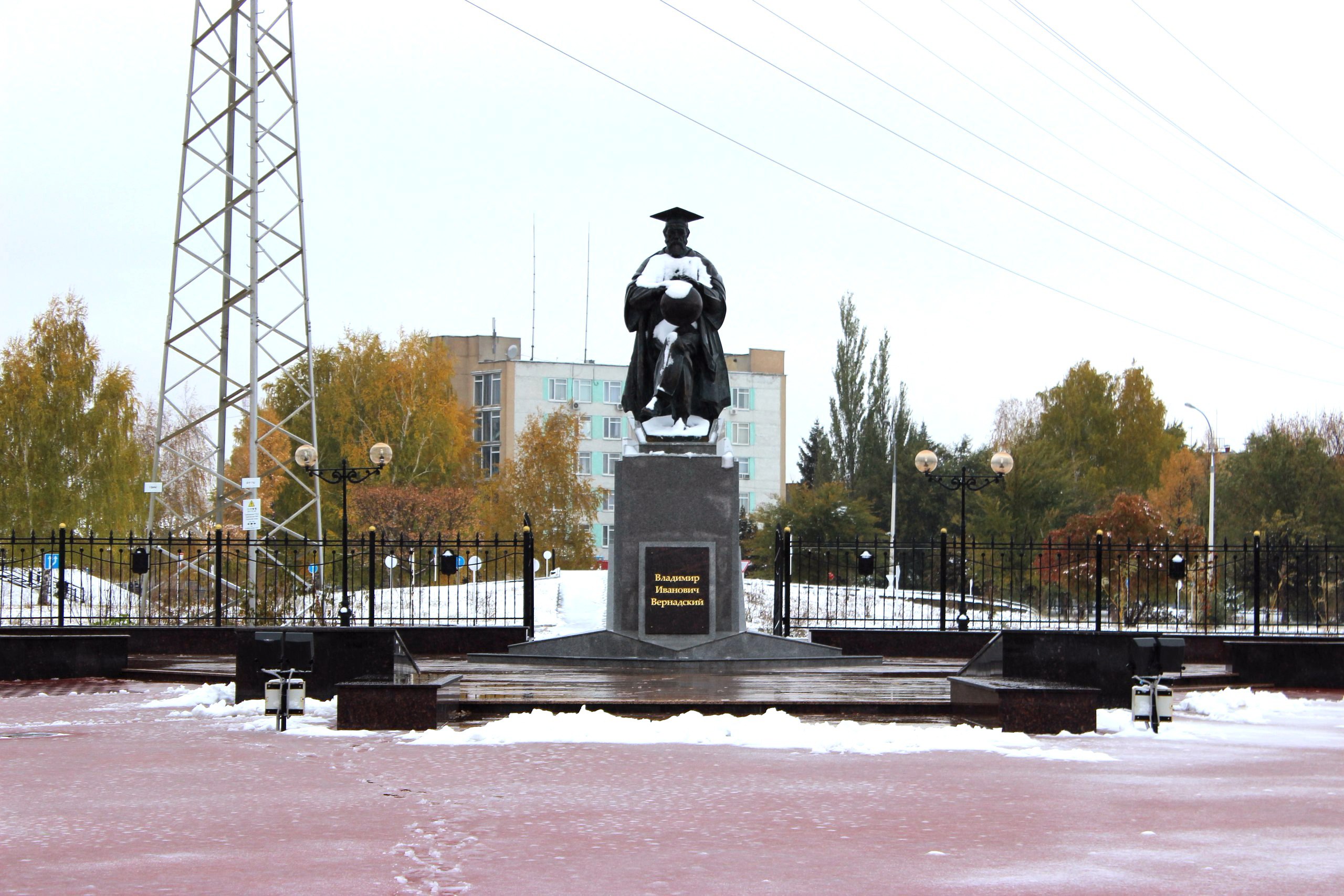 Памятник вернадскому в тамбове фото Памятник В.И. Вернадскому - Тамбов