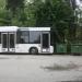 Автобусная остановка и мусорные баки в городе Сочи