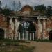 Руины церковных ворот в городе Калязин