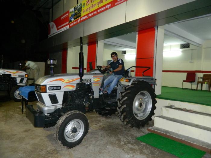 EICHER TRACTOR SHOWROOM Betul