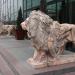 Мраморные львы у входа в городе Москва