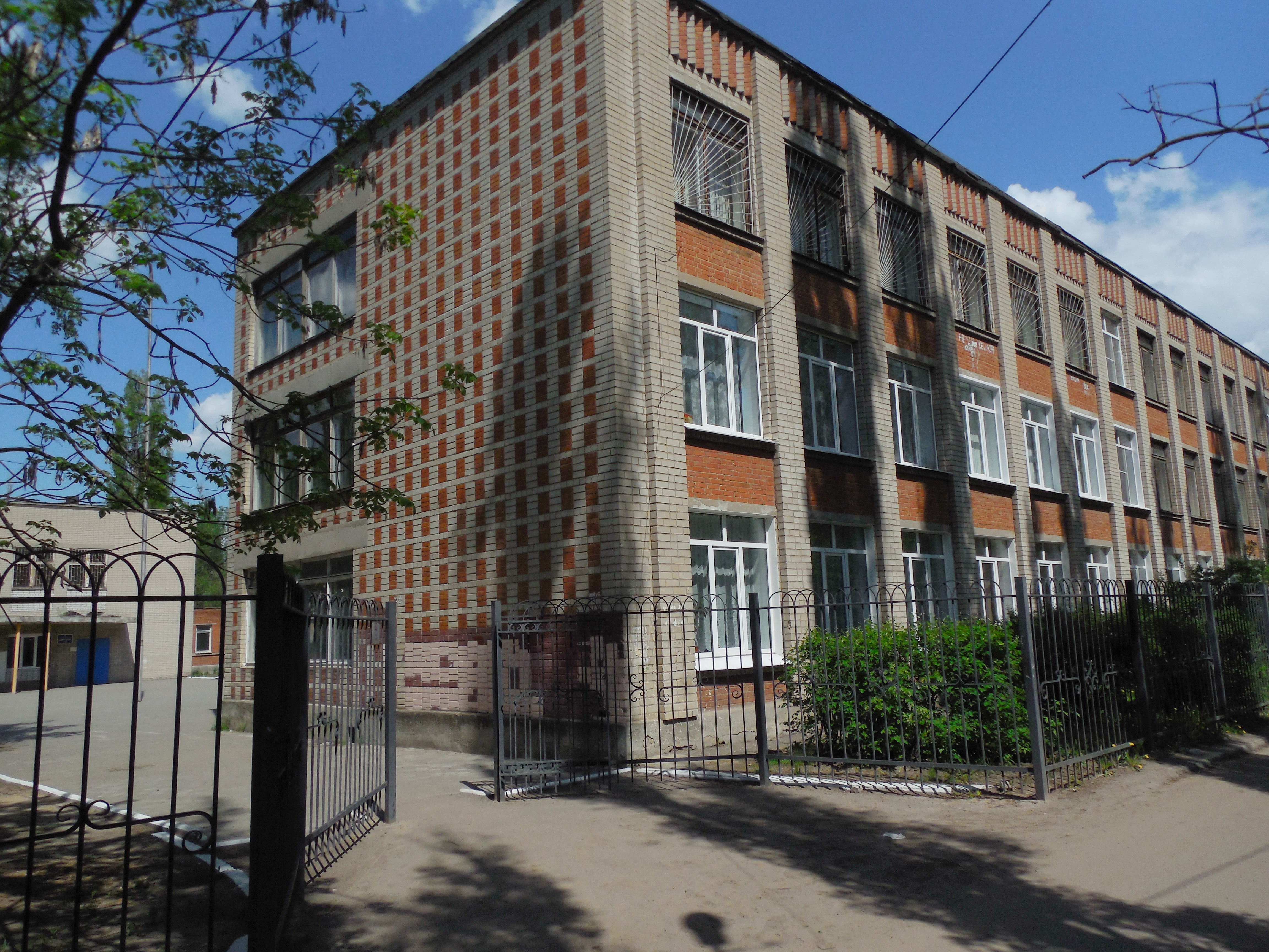 Школьный двор Россия