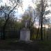 Скульптура пионера на постаменте в городе Калуга