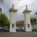 Аркадные ворота на входе на территорию стадиона в городе Хабаровск