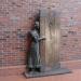 Тротуарная скульптура «Девушка за дверью»