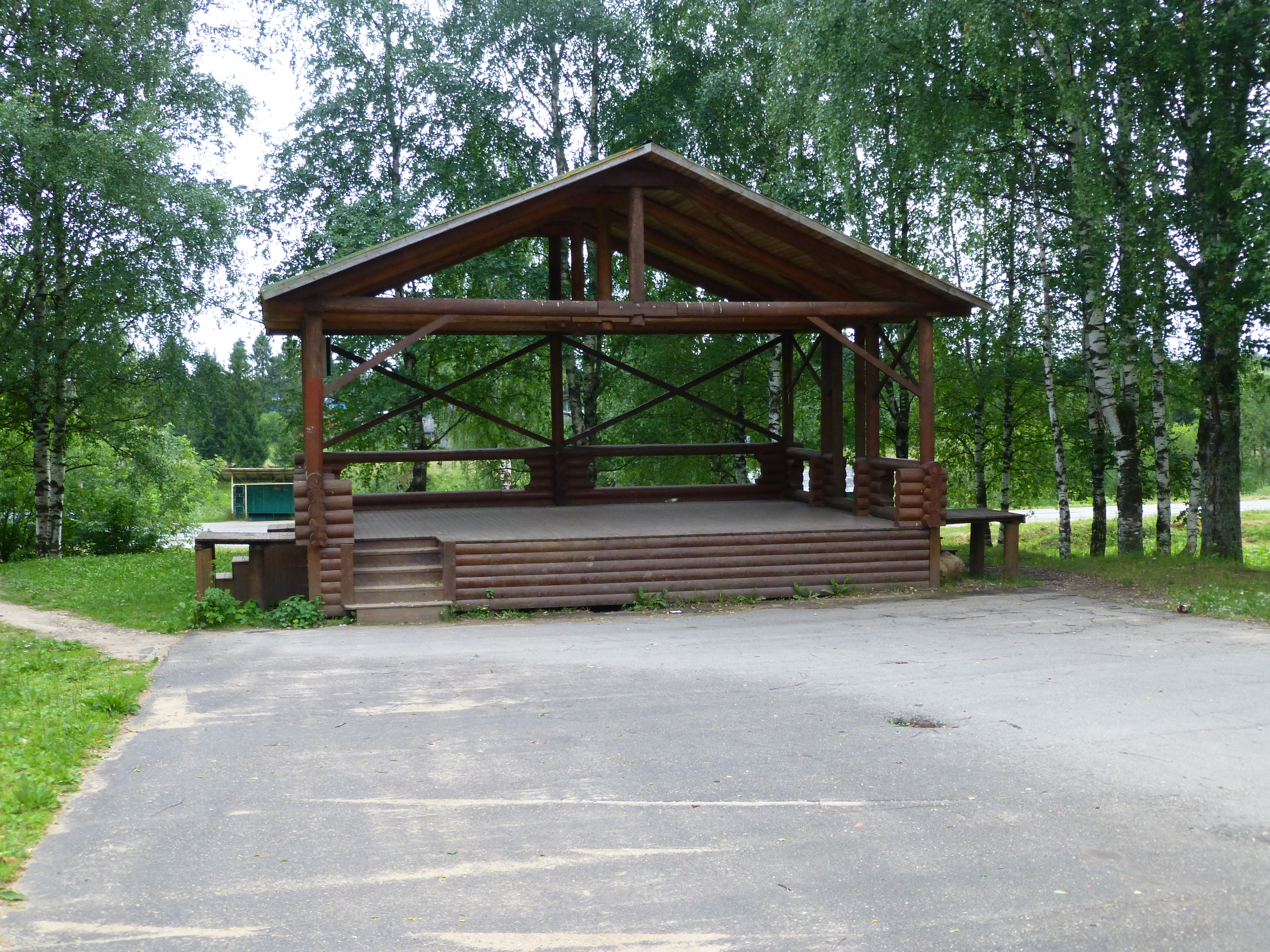 Сцена деревянная для базы отдыха