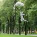 Проволочная скульптура балерины, летящей под зонтиком в городе Харьков