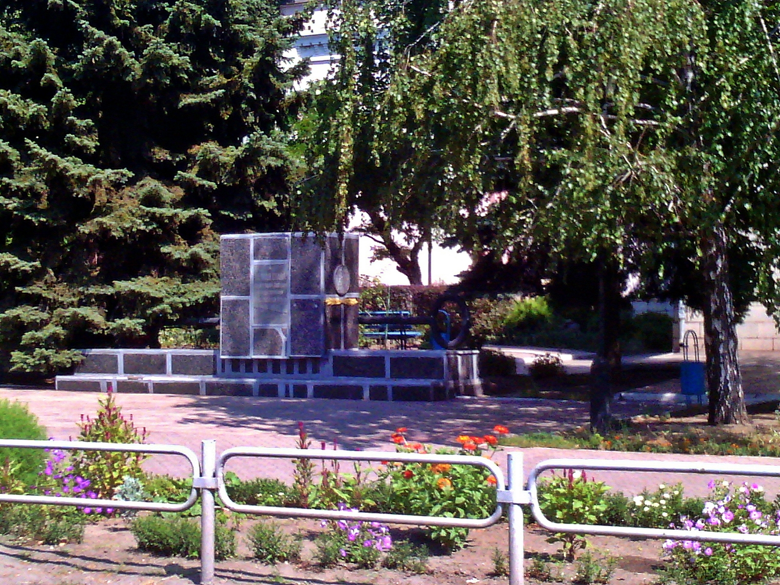 Памятник в Мариуполе