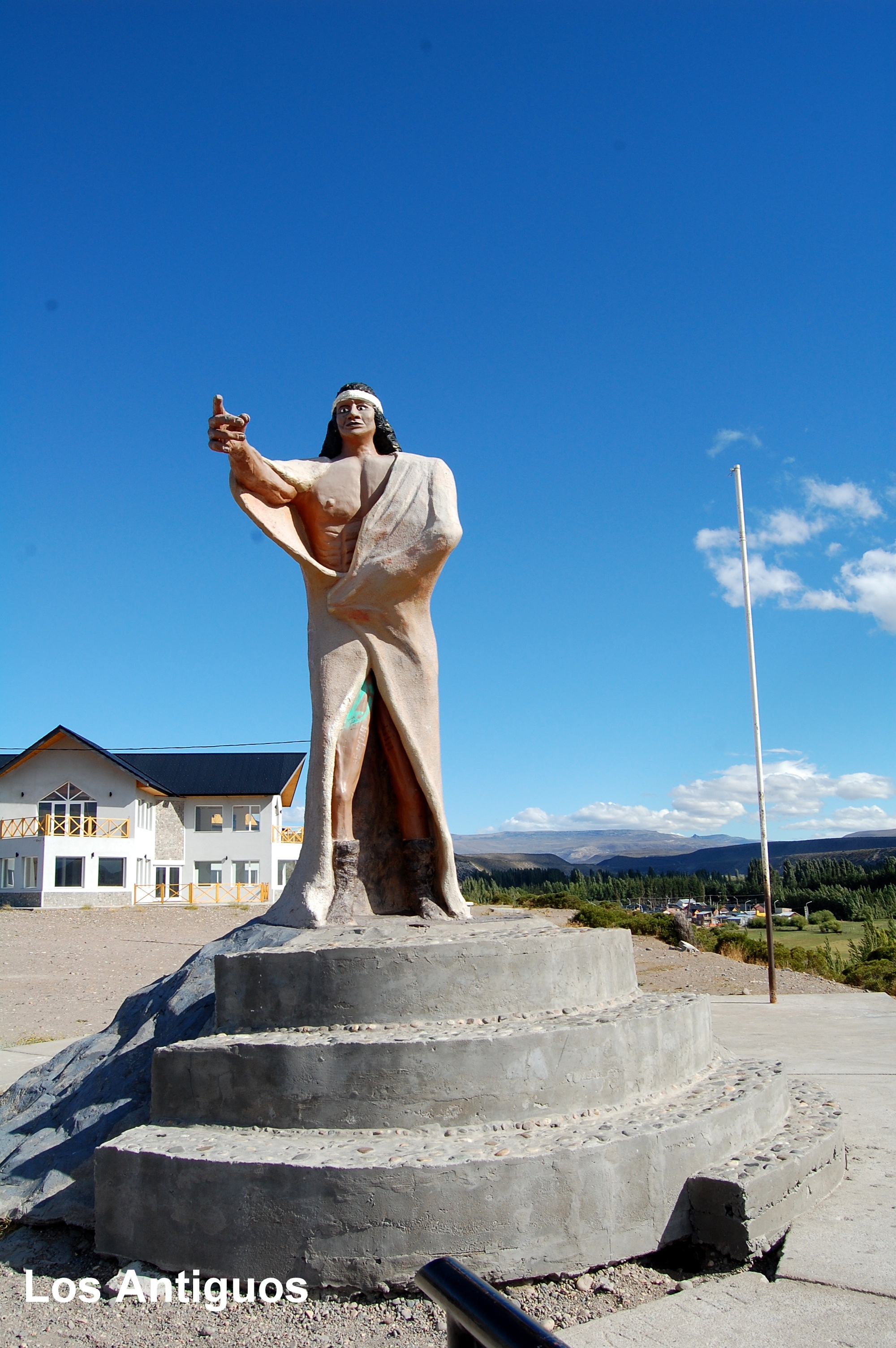 Mirador Y Monumento Al Indio Tehuelche