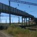 Железнодорожный мост над железнодорожными путями в городе Астрахань