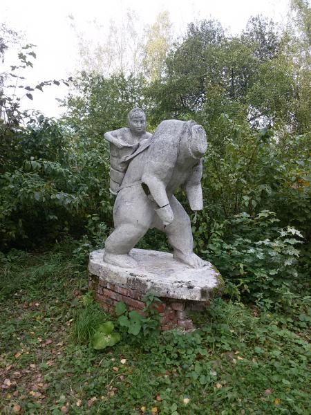 Скульптура "Маша и медведь"  Середниково image 1