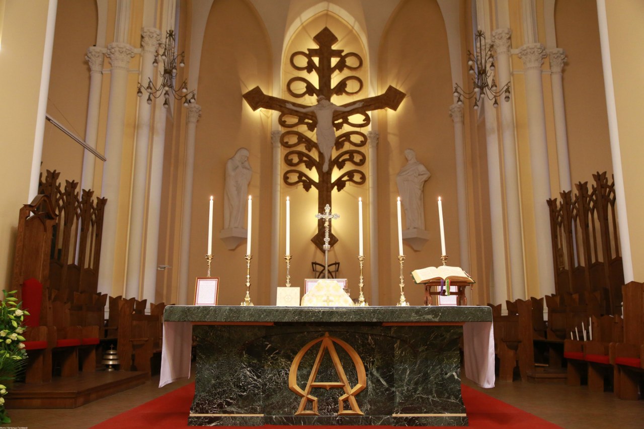 Главный алтарь собора — его зрительный и духовный центр — украшен вензелем ...