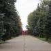Аллея на мемориальном кладбище в парке Памяти и Примирения в городе Днепр
