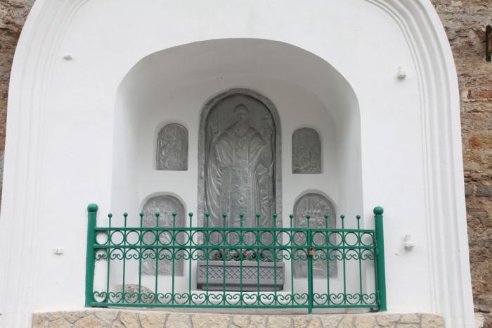 Ниша в стене с памятником преподобномученику Корнилию   Печоры памятник, монумент image 4