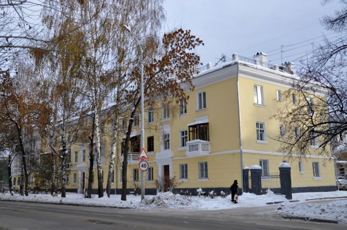На перекрестке Стачек-Энтузиастов, где в ДТП погиб пешеход, появился транспарант