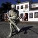 Estátua do artista Carlos Scliar na Cabo Frio city