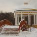 Декоративный деревянный пешеходный мост в городе Москва