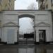 Арка между домами в городе Москва