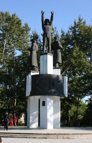 Скульптурная композиция в честь 70 летия пограничных войск СССР   Южно Сахалинск image 4