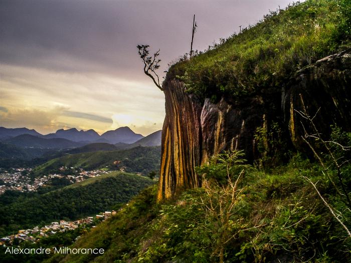 Resultado de imagem para Morro do Teto, no loteamento Samambaia