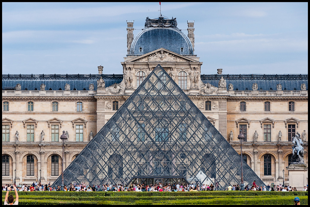 Glaspyramide Im Innenhof Des Louvre Paris 