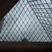 Le Louvre - pyramide - entrée et galeries en sous-sol dans la ville de Paris