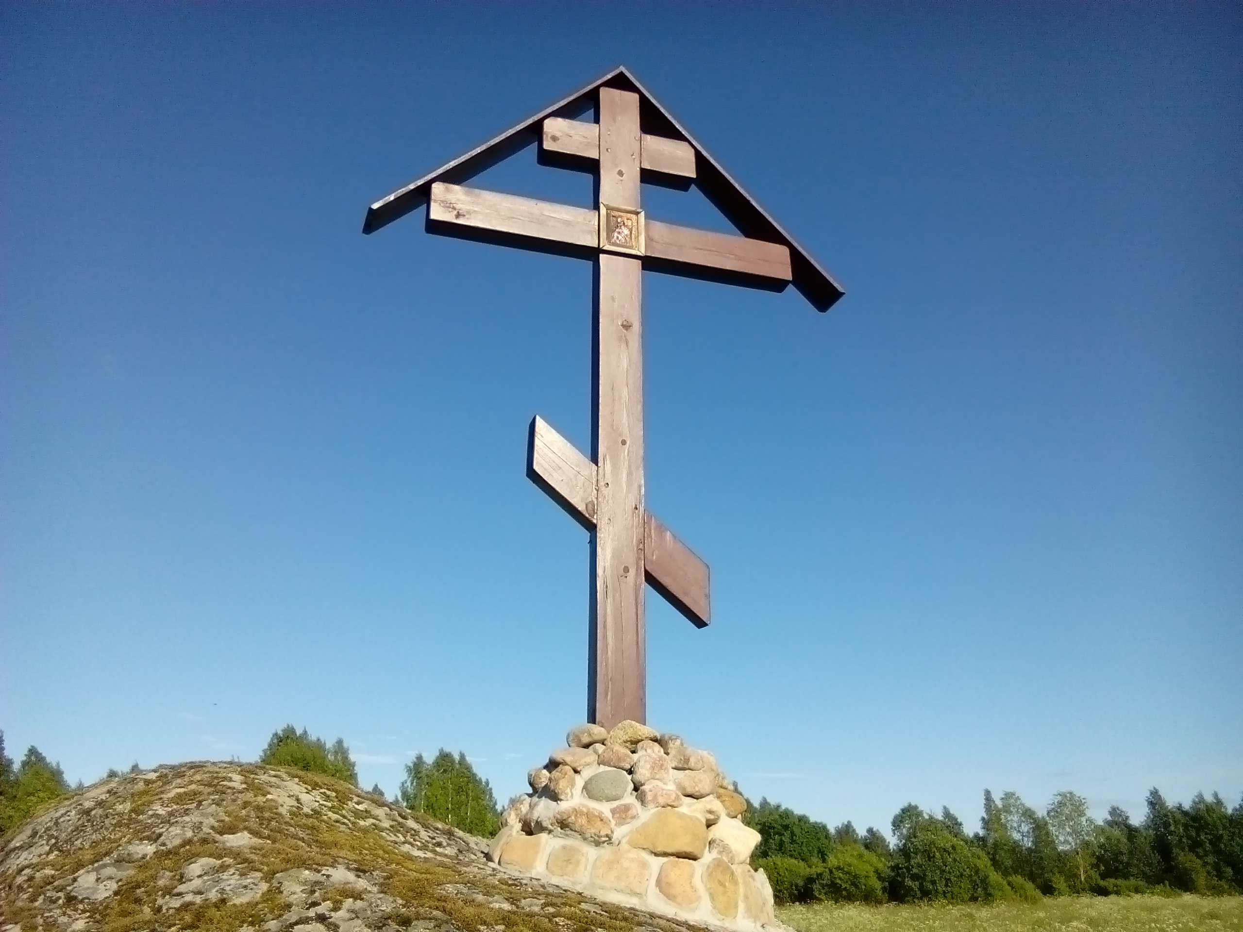 Могильный холмик с крестом