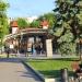 Работник с искусственным спутником Земли в городе Самара