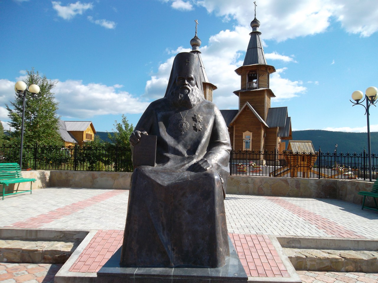 Памятник святителю Иннокентию Ленск