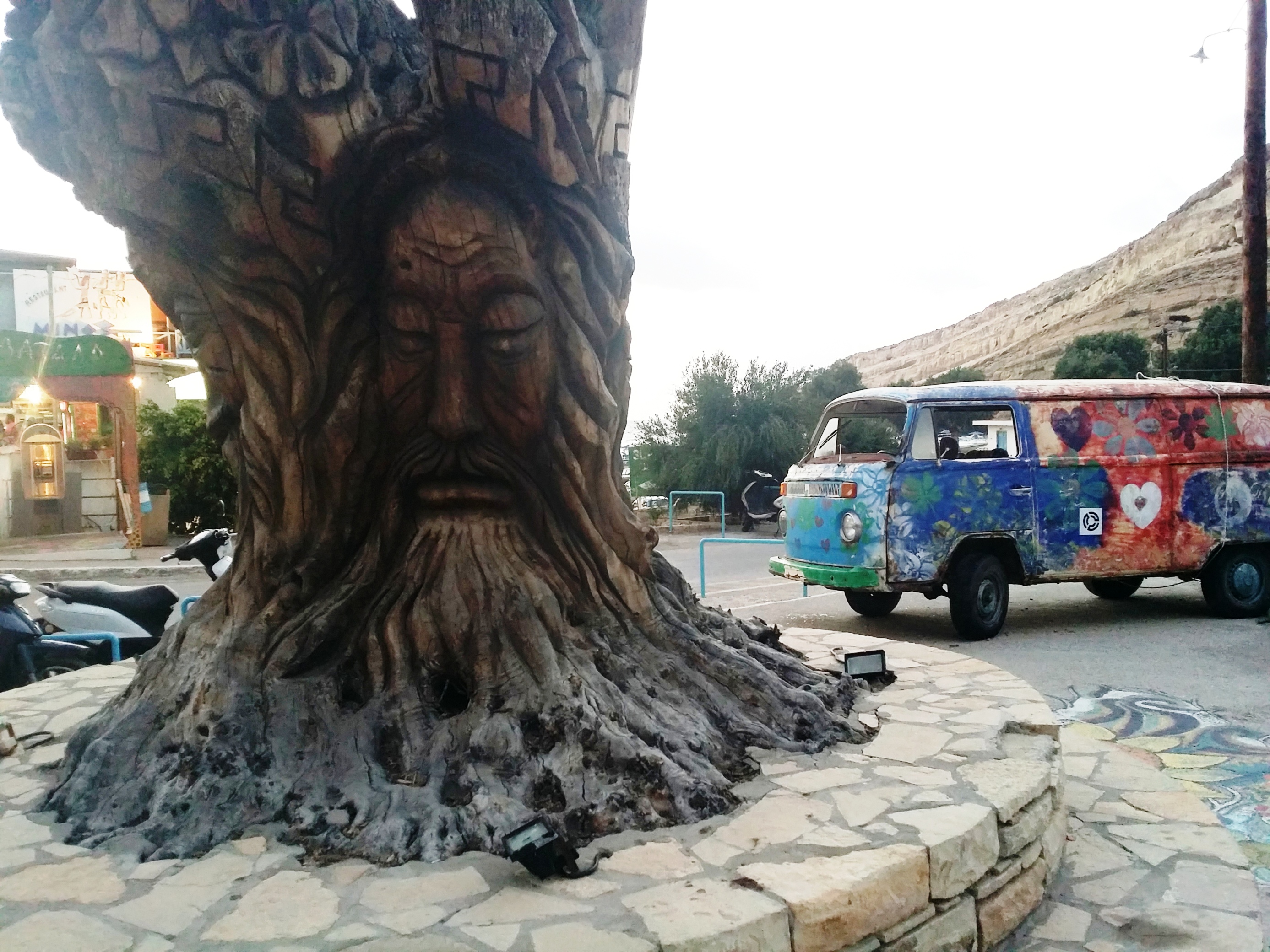 Sculptures on tree trunk - Matala
