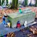 Grób małego dziecka śpiącego na poduszce in Łódź city