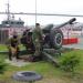 Памятный знак и пара гаубиц Д-30 в городе Владивосток