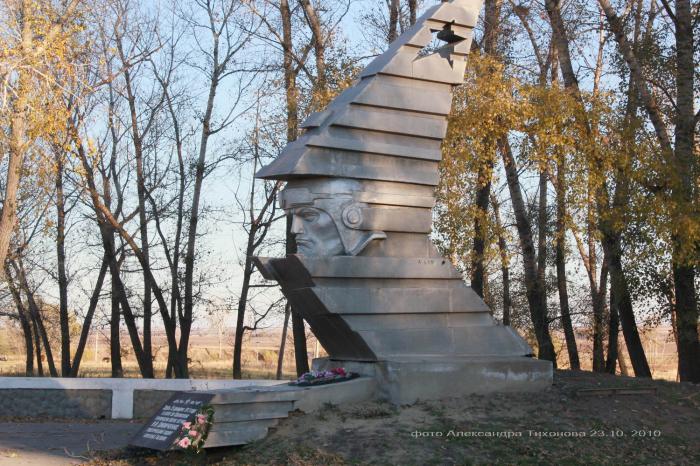 Памятник военным лётчикам, погибшим при освобождении станицы в годы Великой Отечественной войны   Обливская image 0