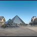 Petite pyramide du Louvre dans la ville de Paris