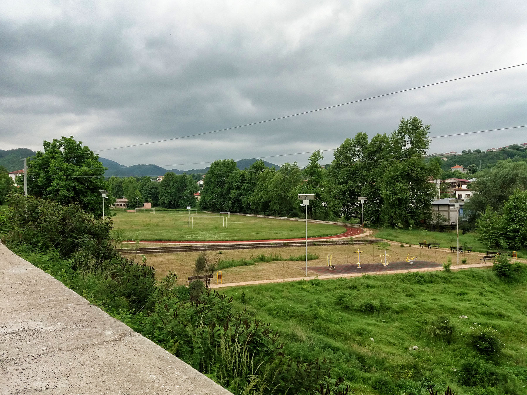 football-field-byal-izvor