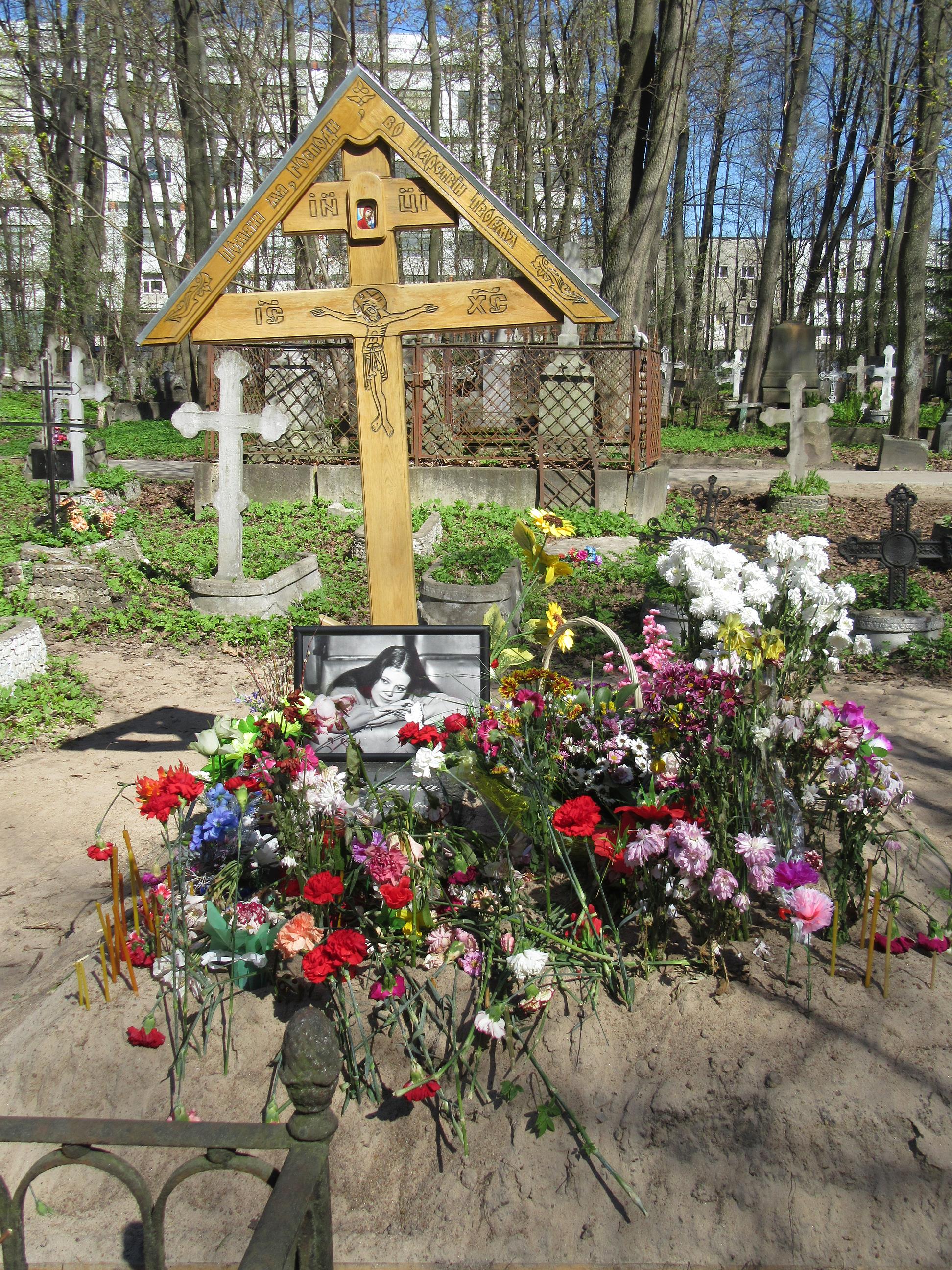 Людмила Сенчина могила на Смоленском кладбище