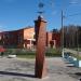 Кирпичная стела-указатель сторон света в городе Москва