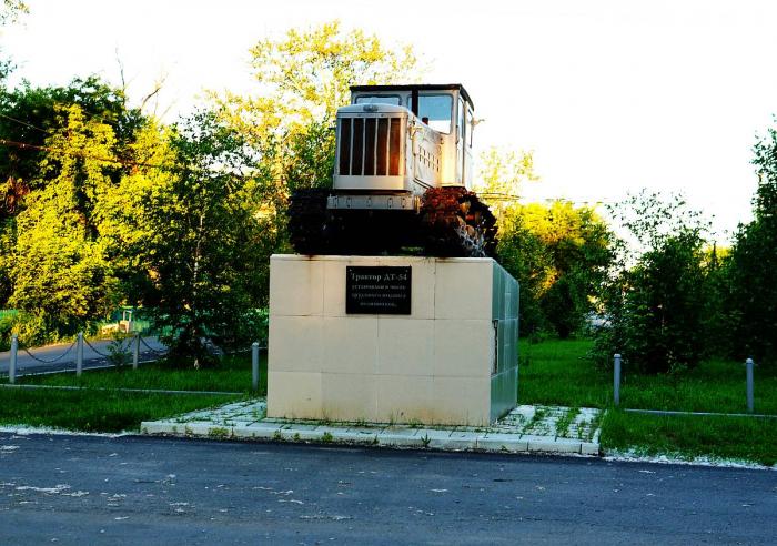 Памятник трактор ДТ 54   Баган image 1