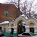 Арка с воротами в городе Москва