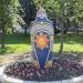 Клумба со скульптурой в городе Москва