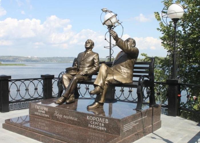 Памятник Ю.А.Гагарину и С.П.Королёву «Перед полётом...»   Энгельс image 5