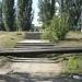 Трубопровод над тротуаром в городе Дружковка