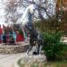 Скульптура синього коня