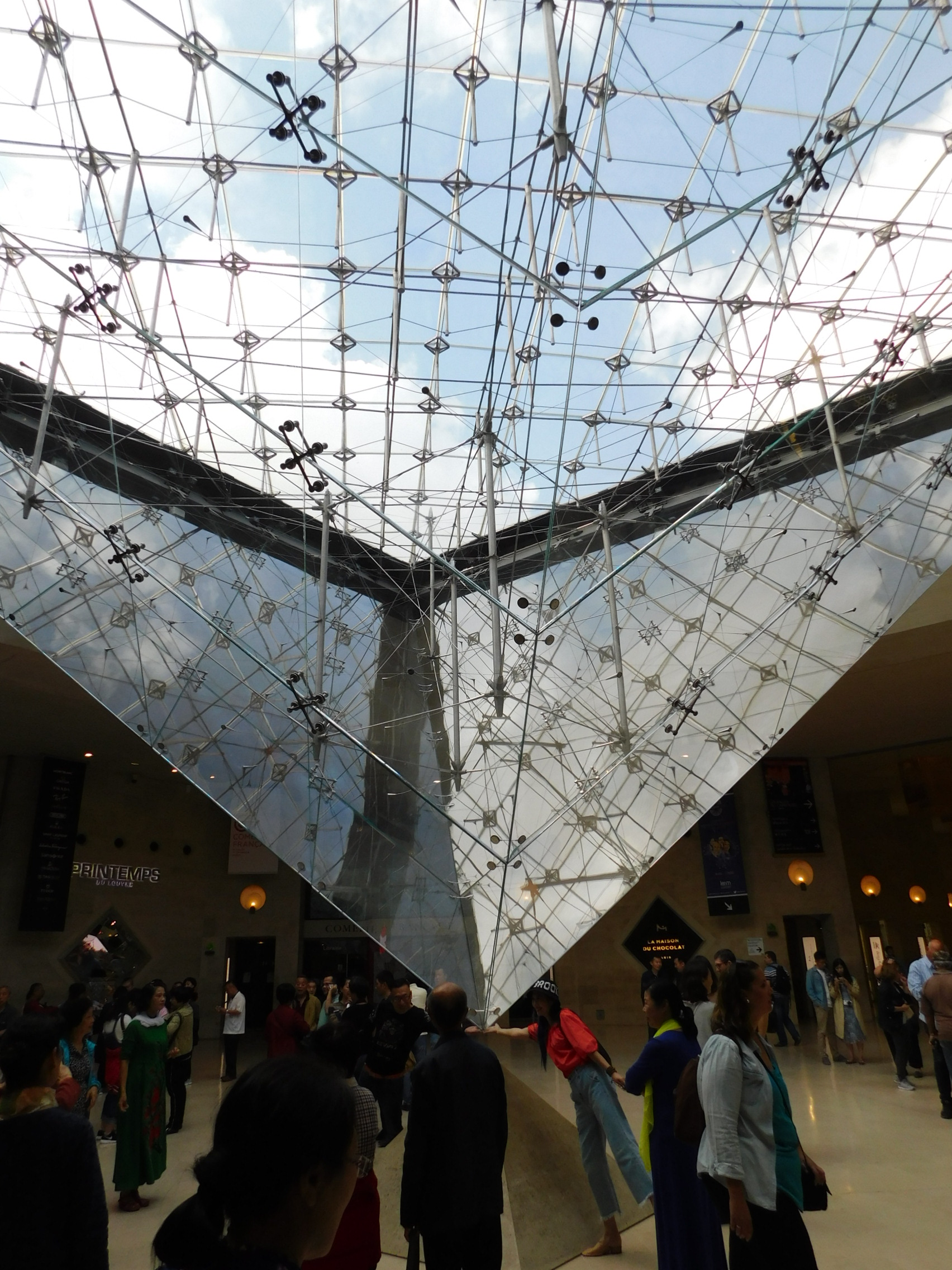Le Louvre pyramide entrée et galeries en soussol Paris