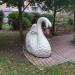Клумба со скульптурами лебедя