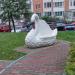 Клумба со скульптурами лебедя