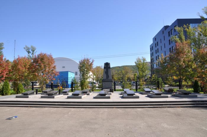 Мемориал памяти погибших в результате авиационной катастрофы вертолёта МИ 8 20 августа 2003 года   Южно Сахалинск image 3