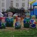 Скульптура «Памятник дворнику» в окружении матрешек в городе Москва