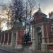 Ворота в ограде храма Иоанна Воина в городе Москва